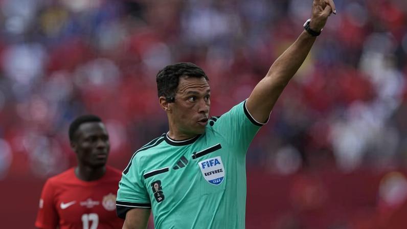 Facundo Tello, árbitro de Canadá x Bósnia, aplicou regra de reversão de lateral pela 1ª vez