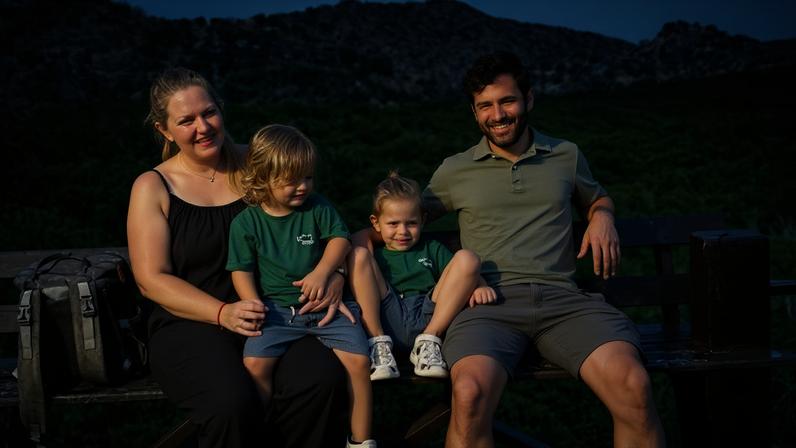 Foto colorida de casal com filhos