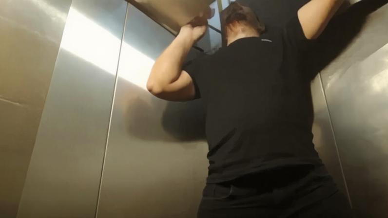 Família fica presa por meia hora dentro de elevador no Metrô-DF