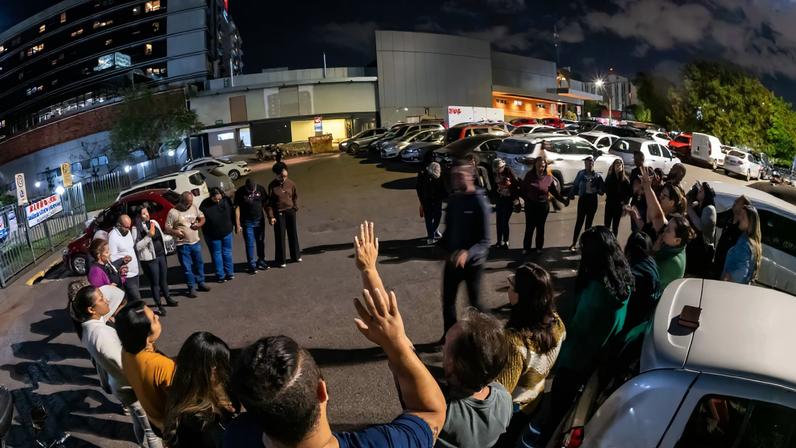 Família e amigos fazem corrente de oração por Valentina no estacionamento do Hospital Santa Lúcia Norte, na Asa Norte, na noite desta segunda-feira (22/6)