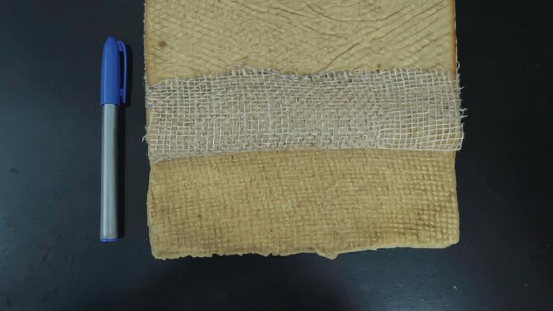 À esquerda, confecção das placas poliméricas contendo PANSAP laminado sobre matriz de juta e posterior encapsulamento em estrutura metálica para formação do módulo adsorvente; à direita, PANSAP em forma granular — Foto: IGTPAN/Divulgação