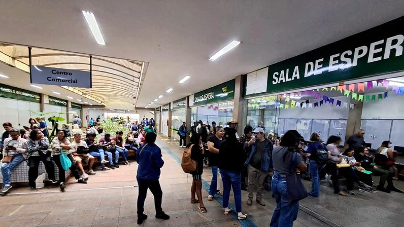 Pacientes encaram 6h de fila para pegar remédio em Farmácia de Alto Custo