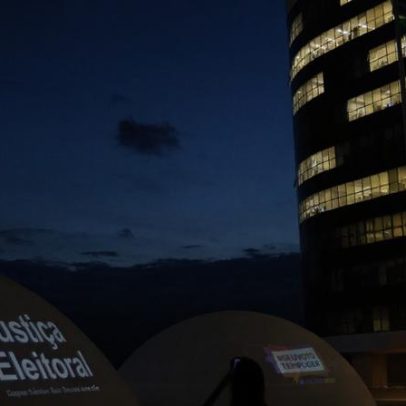 TSE adia decisão sobre suspensão de pesquisa de voto para presidente