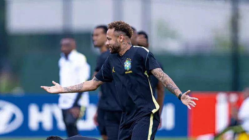 Neymar voltou a treinar no campo nesta semana