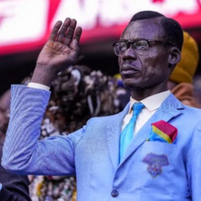 Torcedor símbolo da RD Congo fica imóvel durante jogos; entenda a história