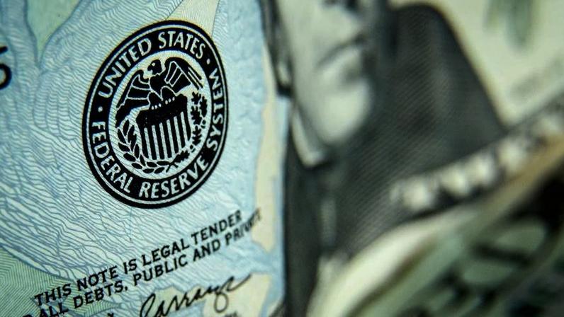 Mercados financeiros ajustam posições às decisões do Fed, que manteve juros nos EUA e sinalizou aumento da taxa, e do Banco Central do Brasil, que reduziu a Selic apesar da piora da inflação