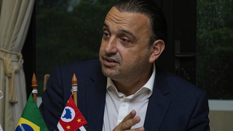 imagem colorida mostra vice-governador de são paulo felicio ramuth. ele veste um terno azul e uma camisa branca. tem o cabelo penteado para trás e gesticula a mão, olhado para seu lado direito - metrópoles