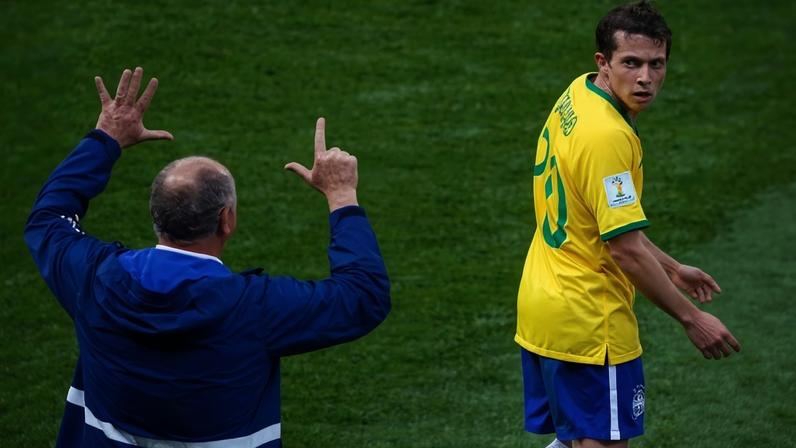 Felipão faz sinal para Bernard na derrota de 7 a 1 do Brasil para a Alemanha