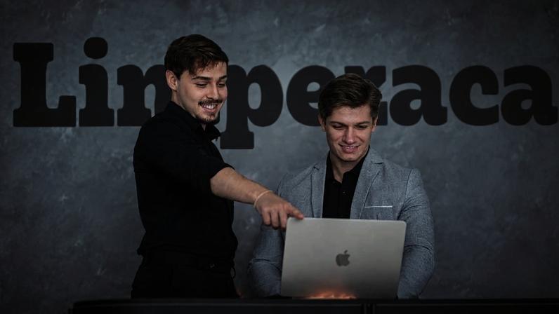 Felipe Bringhenti (à esq.) e Macálister Funini são sócios da Limpezaca