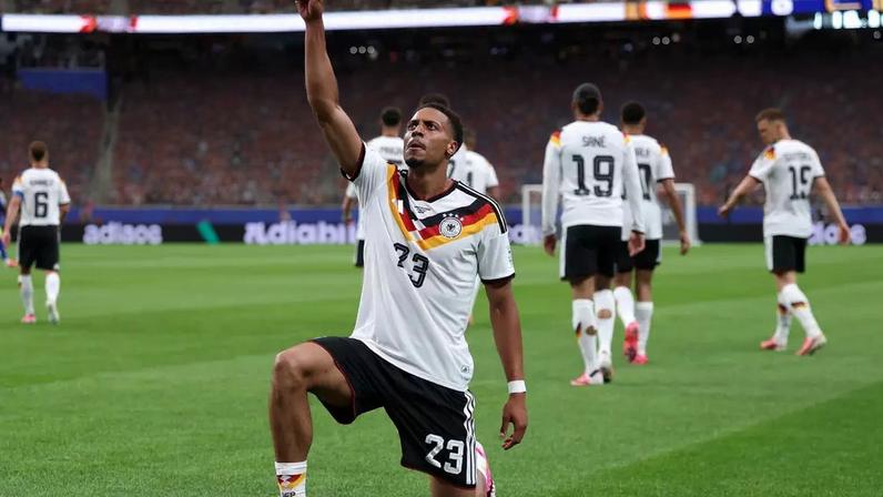 Nmecha comemora o primeiro gol da Alemanha contra Curaçao