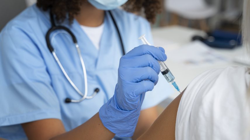 Confira o checklist de vacinas na gravidez — Foto: Magnific