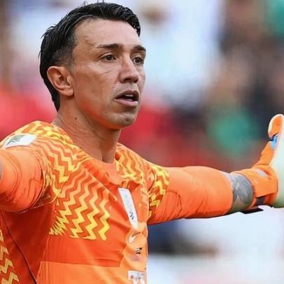 Muslera desabafa após eliminação, dizendo estar emocionado