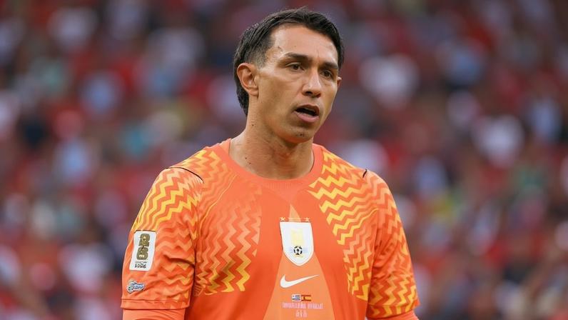 Fernando Muslera em ação durante jogo entre Uruguai e Espanha na Copa do Mundo