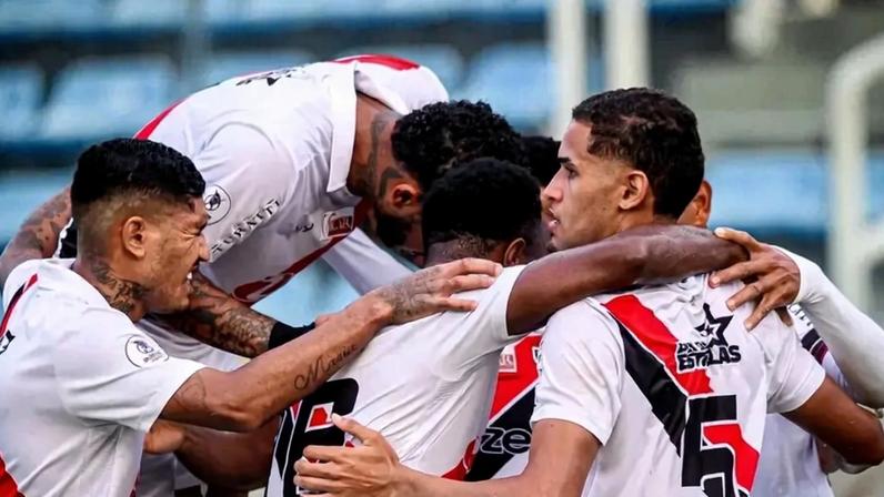 Jogadores do Ferroviário se abraçando (Foto: Davi Rocha/ Ferroviário)