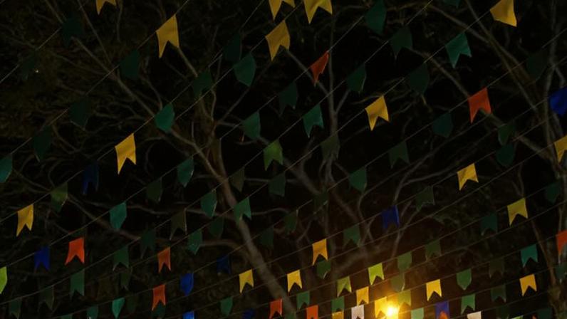 Segundo a Sociedade Brasileira de Pediatria, mais da metade dos casos de internações por queimaduras são em menores de 5 anos; na imagem, bandeiras típicas de festa junina