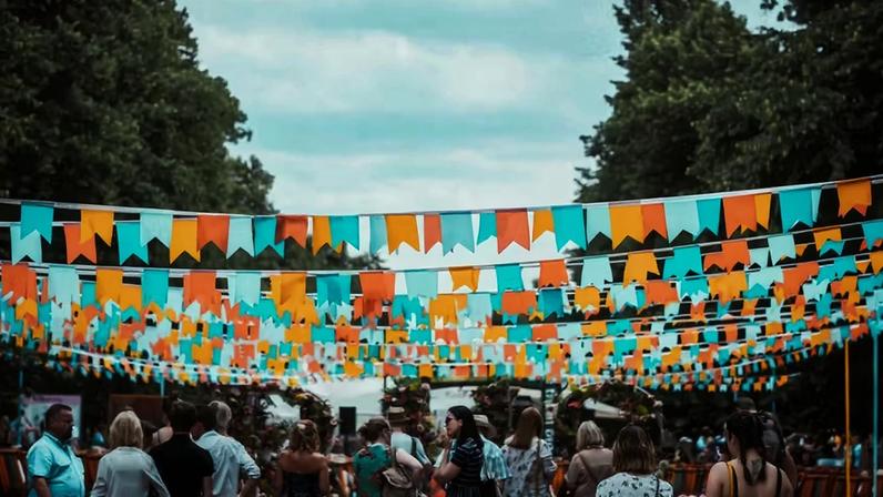 A festa junina é uma celebração repleta de experiências sensoriais como músicas, decoração, encontros, danças, aromas e receitas típicas — Foto: Unsplash/Harry Grout/Creative Commons
