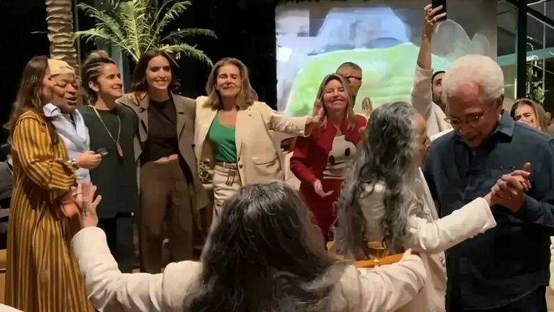 Maria Bethânia reúne famosos em festa de aniversário