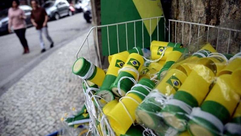 Os produtos colecionáveis continuam sendo destaque entre as queixas dos consumidores; na imagem, produtos temáticos com as cores da bandeira brasileira