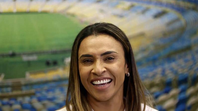 A jogadora de futebol Marta (Marta Vieira da Silva), atacante eleita melhor do mundo seis vezes pela Fifa, é a primeira mulher a entrar para o Hall da Fama do estádio do Maracanã, no Rio de Janeiro.