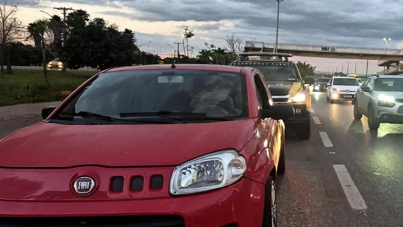 Fiat Uno com R$ 76 mil em débitos é apreendido com motorista sem CNH