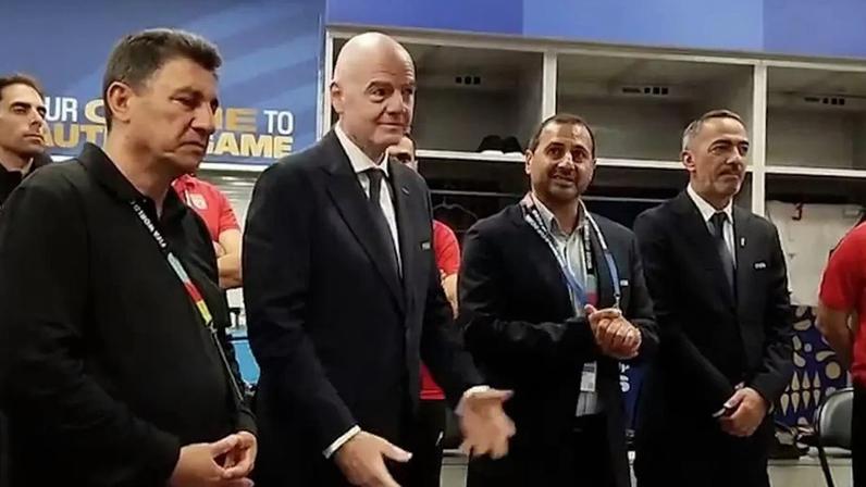 Infantino discursa no vestiário do Irã e ouve desabafo: falta de humanidade
