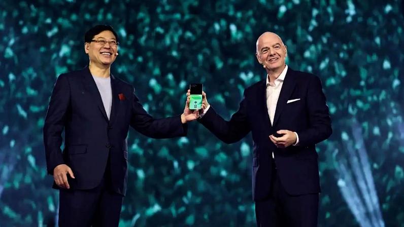 O presidente da Fifa, Gianni Infantino, e o presidente do conselho e CEO da Lenovo, Yuanqing Yang, no Lenovo Tech World 2026. (Foto: Divulgação/Fifa)