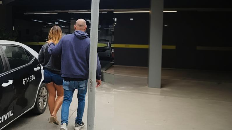 Material encontrado pela polícia foi apreendido e a dupla foi levada para a delegacia