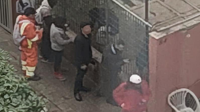 Foto colorida de fila para compra de drogas, em área nobre de São Paulo.