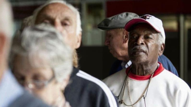 Idosos que dormem mais de 9 horas têm maior risco de perder mobilidade
