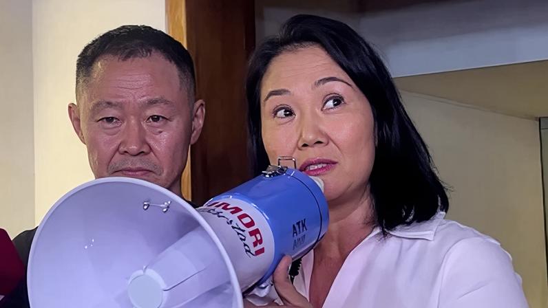 Keiko Fujimori, ex-primeira-dama do Peru, fala a jornalistas após chegada do pai em casa