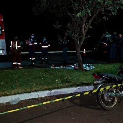 Mãe chora ao ver filho morto em acidente em MS