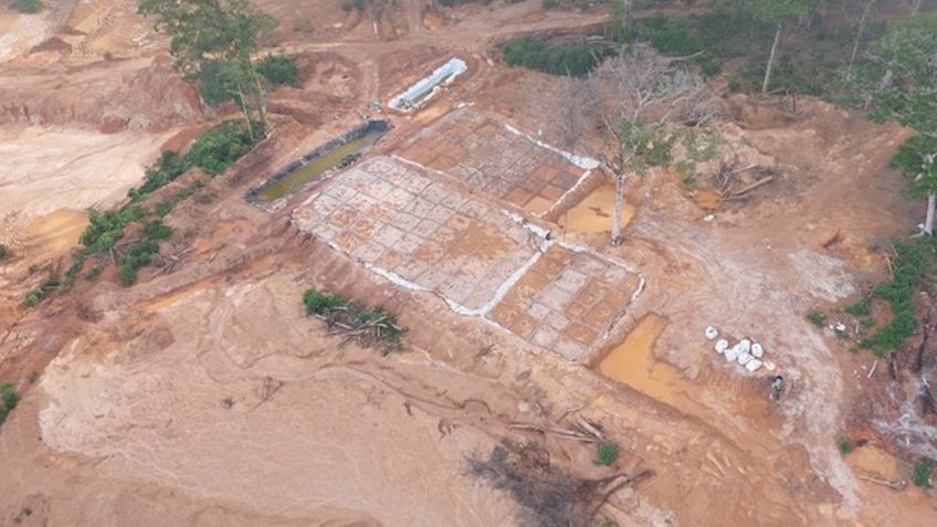 Área degradada por garimpo ilegal na Terra Indígena Sararé, em Mato Grosso; operação federal mira extração clandestina de ouro no território
