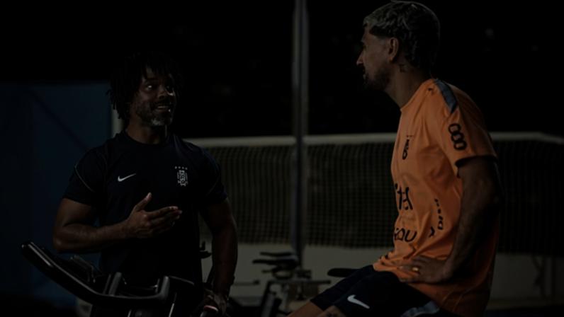 Fisioterapeuta do Flamengo é acionado para Arrascaeta e treino com Alex Sandro