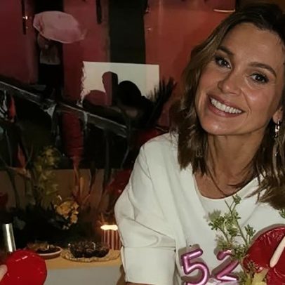 Flávia Alessandra comemora 52 anos com elenco de Quem Ama Cuida