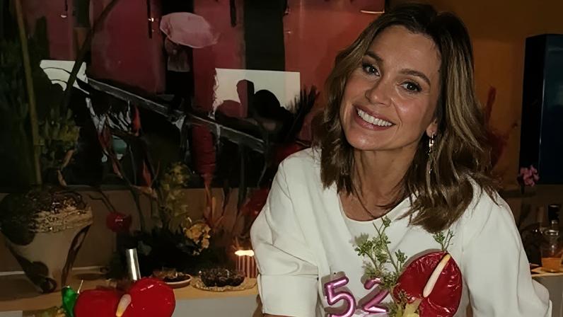 Flávia Alessandra comemora 52 anos com elenco de Quem Ama Cuida