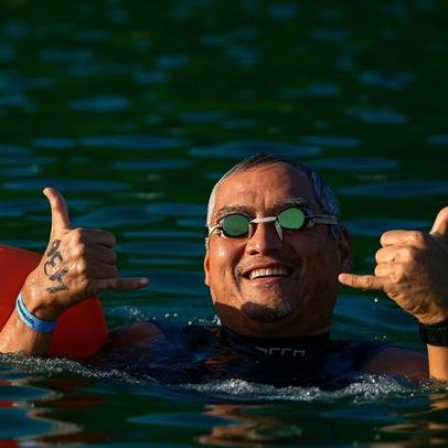 Engenheiro de 59 anos treina para nadar 76 km em 30 horas sem parar