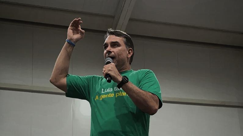 Flávio Bolsonaro elogia reforma agrária e Bolsa Família na Bahia