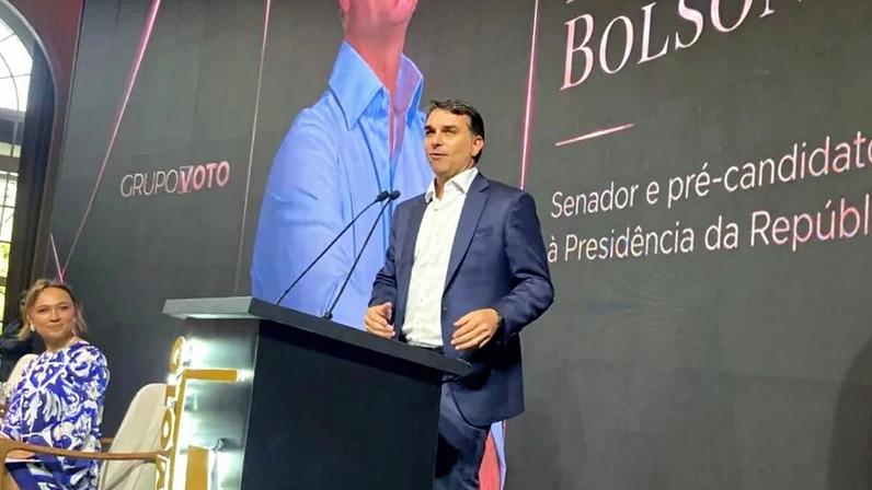 Flávio Bolsonaro afirma que Lula parece chefe do PCC