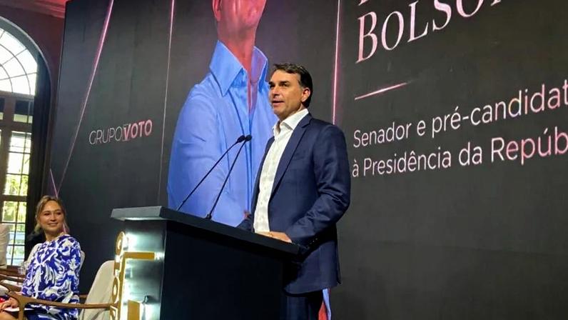 Na imagem, o senador e pré-candidato à Presidência da República, Flávio Bolsonaro, durante evento do Grupo Voto, em São Paulo