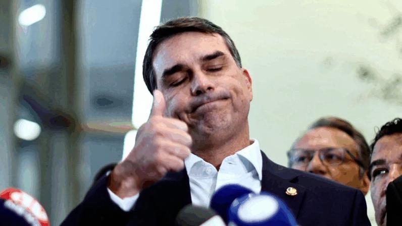 Na imagem, o senador e pré-candidato à Presidência Flávio Bolsonaro, durante entrevista a jornalistas, em Brasília, em maio de 2026