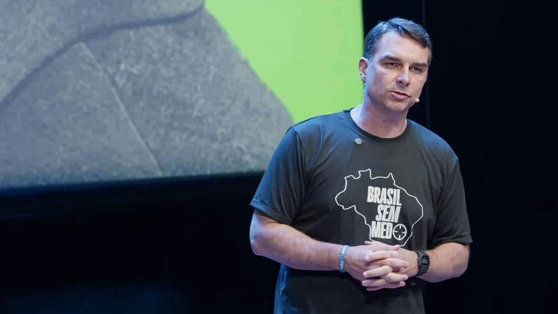 Imagem colorida mostra Flávio Bolsonaro. Metrópoles