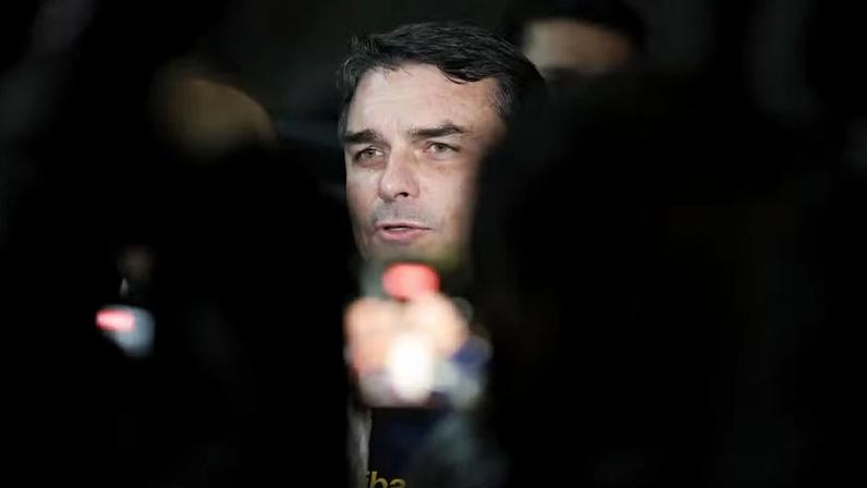 Senador Flávio Bolsonaro (PL-RJ) discursa durante ato de lançamento da pré-candidatura de Sergio Moro ao governo do Paraná, em Curitiba — Foto: Rodolfo Buhrer/Reuters