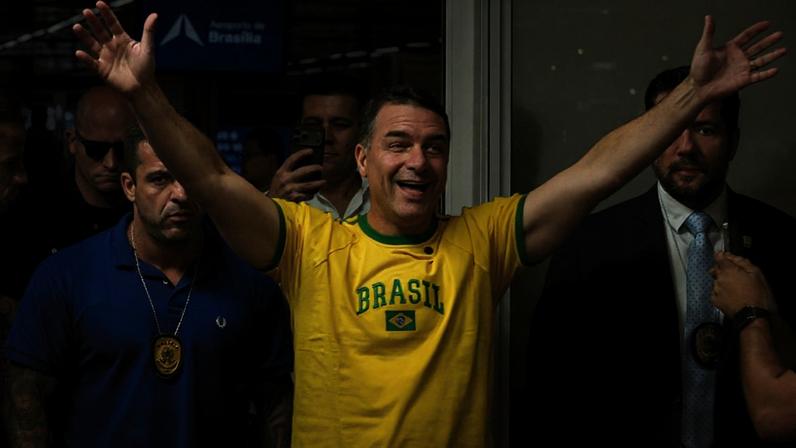 O vídeo mostra principalmente Flávio com a camisa da seleção, com identidade visual destacando o verde e amarelo da bandeira do Brasil