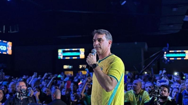 Flávio Bolsonaro em evento de pré-campanha de André do Prado em São Paulo