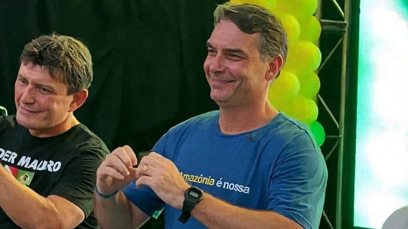 Flávio Bolsonaro (dir.) ao lado de Éder Mauro (PL-PA), que lançou sua pré-candidatura ao Senado na 5ª feira (11.jun.2026) em Belém