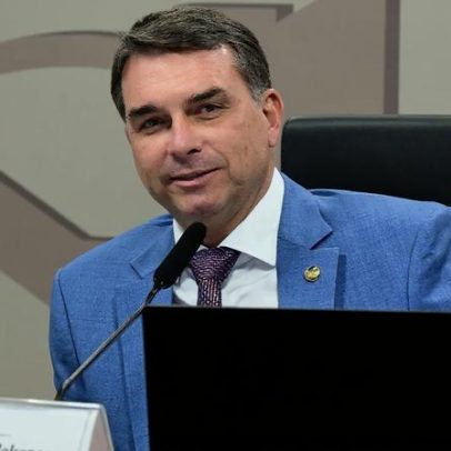 Flávio Bolsonaro defende Bolsa Família e evita repetir erros do pai