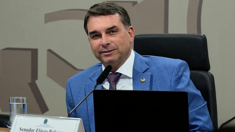 Flávio Bolsonaro também defendeu a isenção do IR para quem ganha até R$ 5 mil. (Foto: Geraldo Magela/Agência Senado)