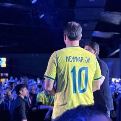 Flávio Bolsonaro vai a evento com camisa de Neymar após críticas de Lula