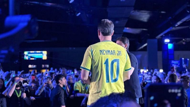 Flávio Bolsonaro durante evento de lançamento da pré-candidatura de Andre do Prado ao Senado, em São Paulo