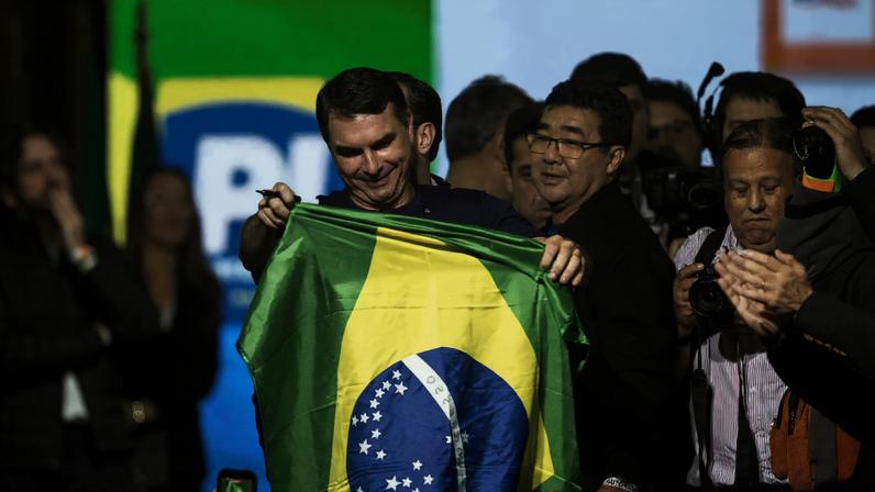 Contra a esquerda, Flávio intensifica contato com evangélicos